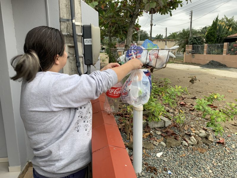 Daiana separa materiais como caixa de leite e garrafa de refrigerantes – Foto: Divulgação