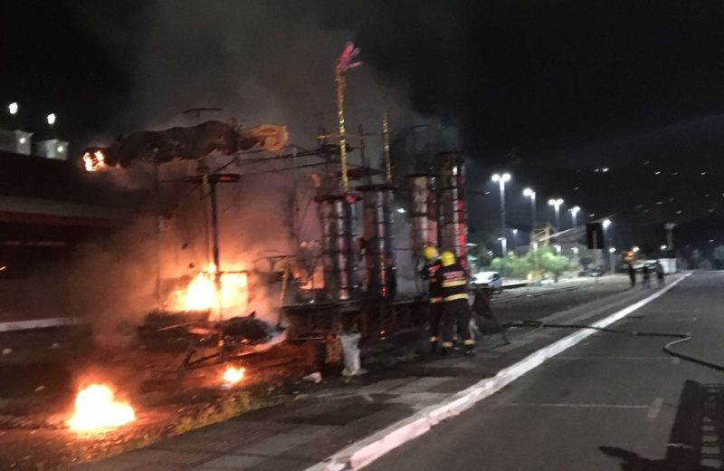 Fogo destr&oacute;i carro aleg&oacute;rico da escola de samba Unidos do Herval em SC – Foto: Corpo de Bombeiros/ND