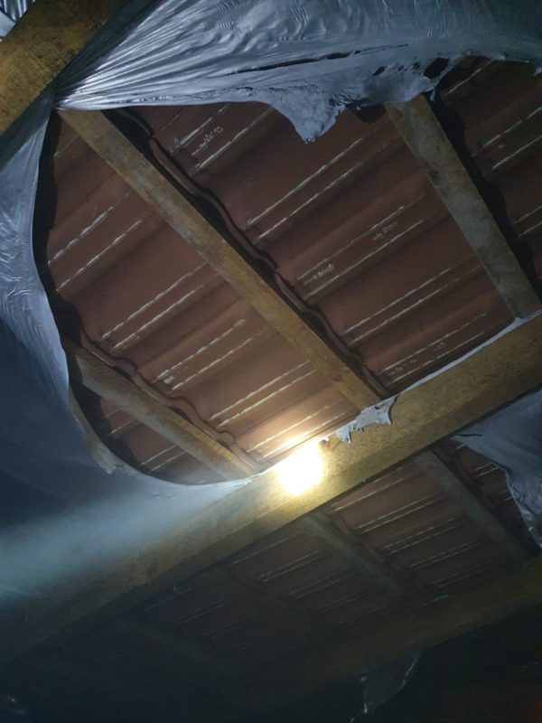 Inc&ecirc;ndio teria come&ccedil;ado no forro da resid&ecirc;ncia, de acordo com relato – Foto: CBMSC/Divulga&ccedil;&atilde;o/ND