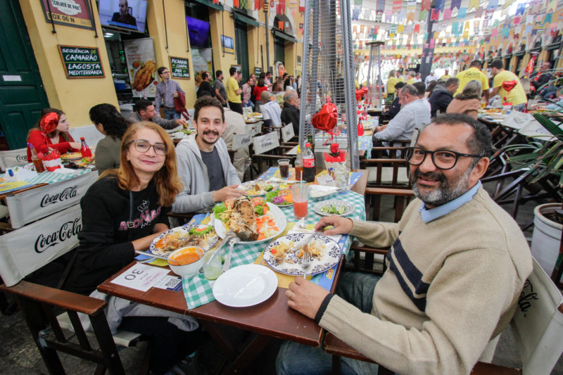 Fam&iacute;lia Sousa &eacute; de S&atilde;o Lu&iacute;s do Maranh&atilde;o e foi prestigiar a abertura do Festival da Tainha – Foto: Leo Munhoz/ND