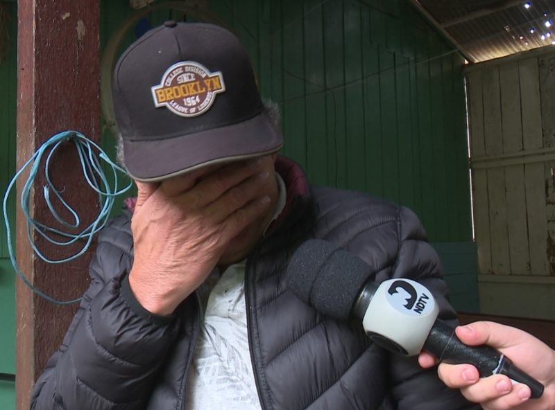 O aposentado Luiz chorou ao contar para a equipe da NDTV o que viveu na noite desta quarta-feira (22). – Foto: Jair Correa/NDTV Chapec&oacute;