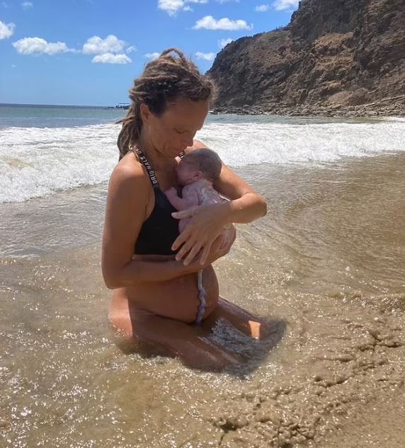 VÍDEO: Mulher viraliza ao fazer parto humanizado em praia ...