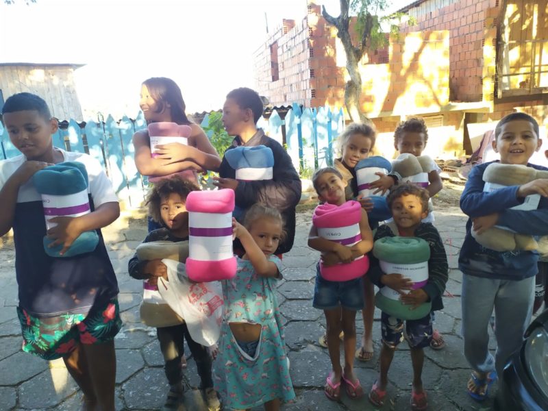 Pessoas recebem doa&ccedil;&otilde;es de cobertores – Foto: Jaqueline Ribeiro