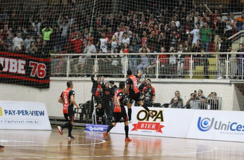 Dieguinho abriu o placar na vitória que deu a vice-liderança ao JEC Futsal &#8211; Foto: Juliano Schmidt/JEC Futsal/Divulgação/ND