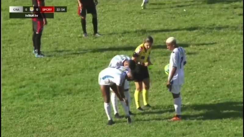 Jogador caiu em formigueiro durante jogo da Série D