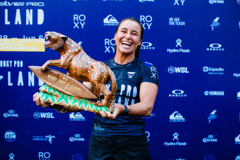 Primeiro lugar na etapa, francesa Johanne Defay, entra para a hist&oacute;ria como a primeira mulher a vencer na estreia da categoria Feminina em G-Land na Indon&eacute;sia.&nbsp; &nbsp;– Foto: World Surf League/ed sloane