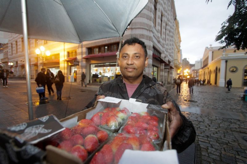 Jos&eacute; Barbosa &eacute; vendedor de morango no centro – Foto: Leo Munhoz/ND