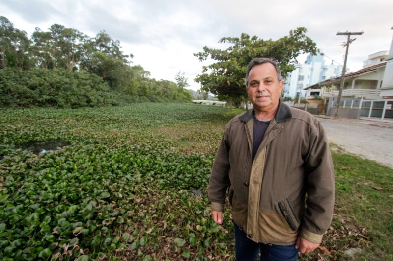Sard&aacute; luta, h&aacute; anos, por dias melhores no rio onde, no passado, at&eacute; tomava banho – Foto: Leo Munhoz/ND