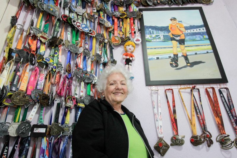 A professora Eni Griss Costa venceu a doen&ccedil;a e voltou a se comunicar ap&oacute;s colocar uma pr&oacute;tese – Foto: Leo Munhoz/ND