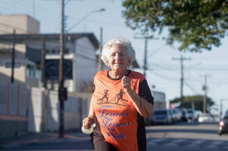 Eni Griss Costa corre pelas ruas de S&atilde;o Jos&eacute; ap&oacute;s o c&acirc;ncer – Foto: Leo Munhoz/ND