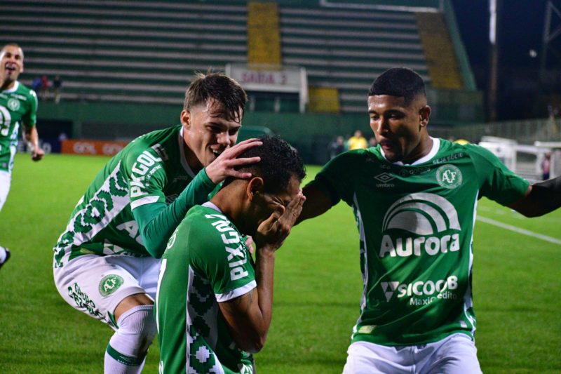 Ederson se emociona ao abrir o placar. Resultado ruim, mais uma vez, na Arena Cond&aacute; – Foto: J&uacute;lia Galv&atilde;o/ACF/Divulga&ccedil;&atilde;o/ND