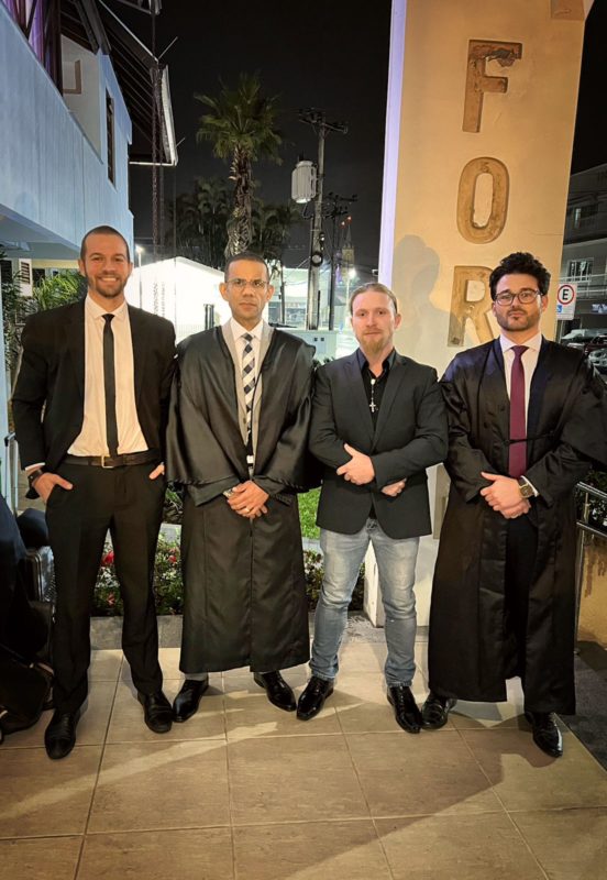 Equipe de advogados de defesa junto com Pandini ap&oacute;s o j&uacute;ri nesta ter&ccedil;a-feira (31) em Indaial – Foto: Divulga&ccedil;&atilde;o