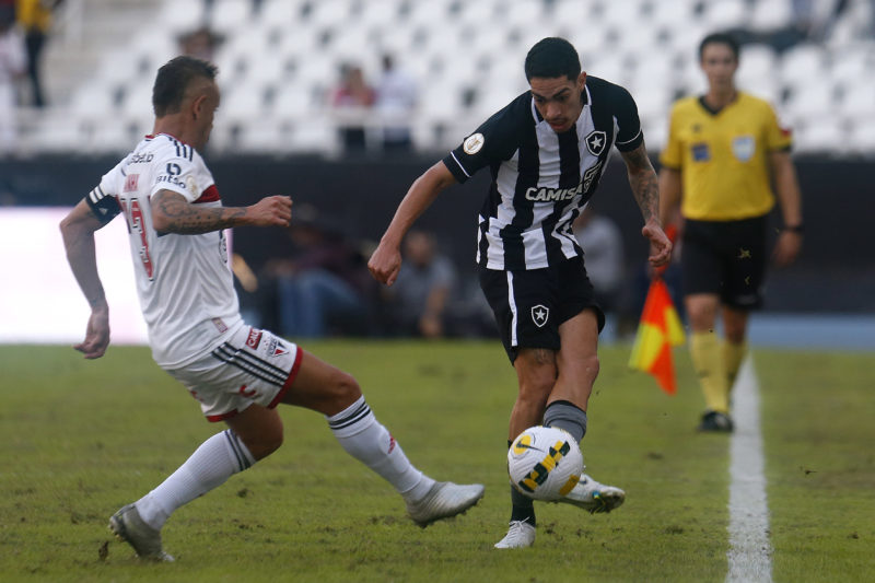 Botafogo vence o São Paulo no estádio Nilton Santos