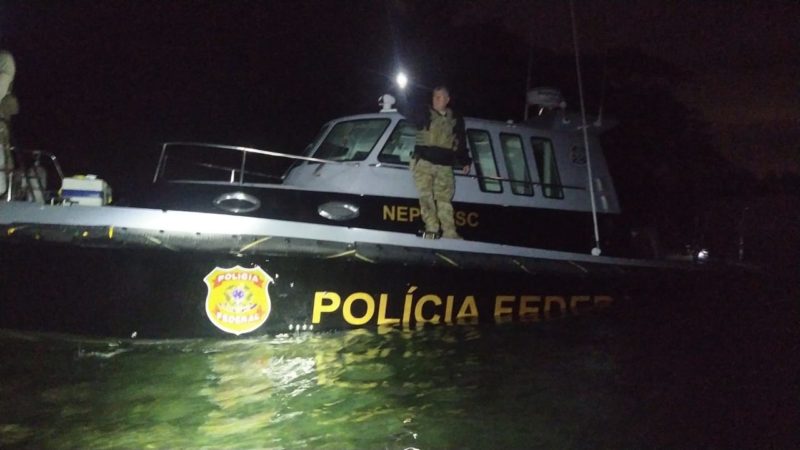 Lancha da PF estava com seis tripulantes e ningu&eacute;m ficou ferido – Foto: PF/Divulga&ccedil;&atilde;o/ND