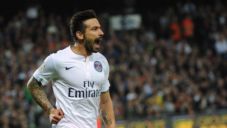 9 – O argentino Lavezzi tamb&eacute;m desembarcou em Paris naquele ver&atilde;o europeu. O PSG buscou o atacante no Napoli por 30 milh&otilde;es de euros (R$ 154,2 milh&otilde;es, na cota&ccedil;&atilde;o atual). – Foto: Uefa/Divulga&ccedil;&atilde;o