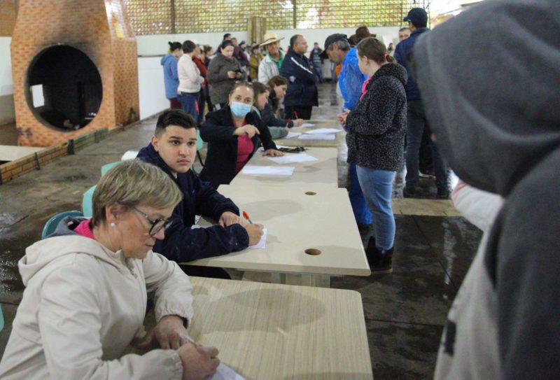 A Defesa Civil de Chapec&oacute; orienta para que a popula&ccedil;&atilde;o evite subir em telhados, pois podem estar escorregadios. – Foto: Leandro Schmidt/ND