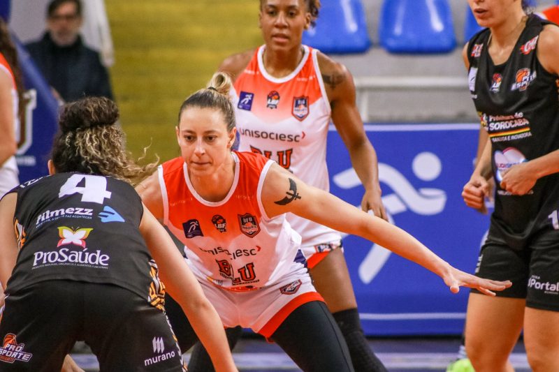 Leila Zabani (no centro da foto) est&aacute; em sua segunda passagem pelo Basquete de Blumenau – Foto: Vitor Bett / BFB Blumenau