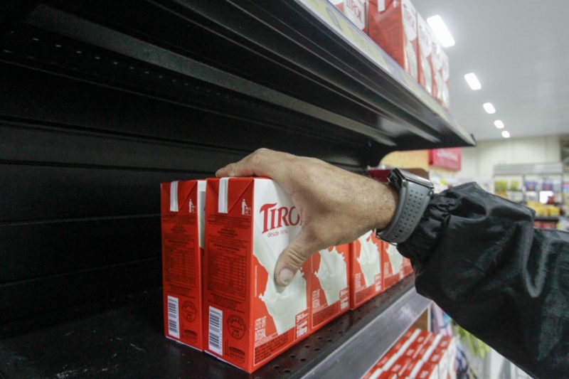 O setor supermercadista diz que pagou esta semana , o litro de leite acima de R$ 5 – Foto: Leo Munhoz/ND