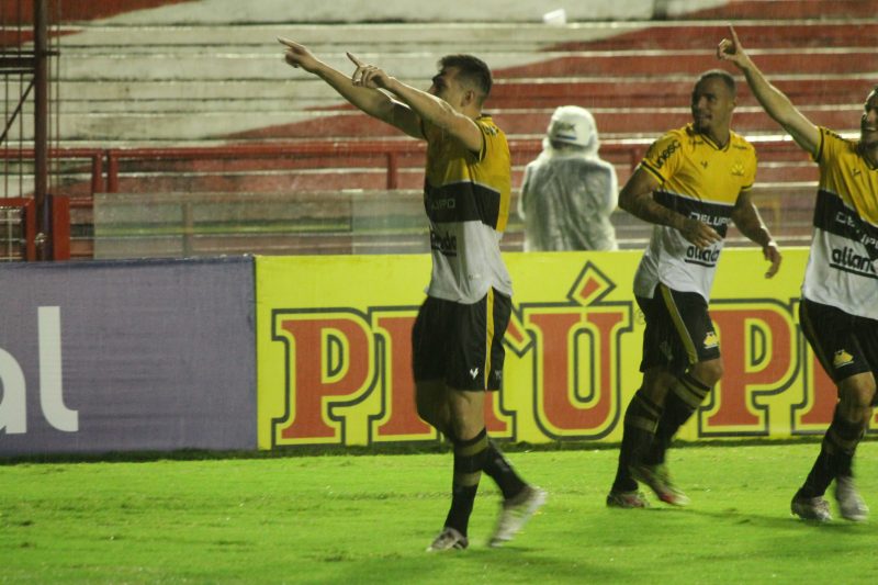 Léo Costa comemora seu primeiro gol com a camisa do Tigre. – Foto: Celso da Luz – Assessoria do Criciúma