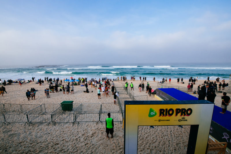 Saquarema, Rio de Janeiro: Tudo pronto para o rein&iacute;cio das baterias. A organiza&ccedil;&atilde;o do campeonato e surfistas aguardam a entrada de boas ondas – Foto: thiago diz/wsl
