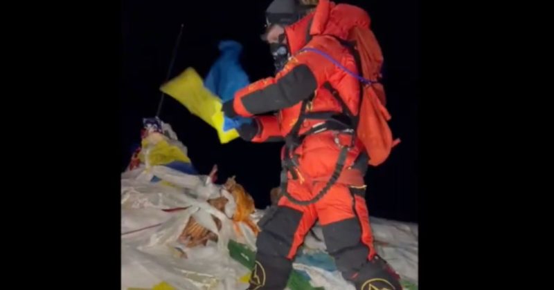 A russa Katya Lipka desfralda a bandeira da Ucr&acirc;nia no topo do Everest – Foto: Reprodu&ccedil;&atilde;o