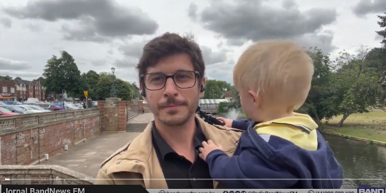 Felipe Kieling grava com filho no colo – Foto: Reprodu&ccedil;&atilde;o Twitter