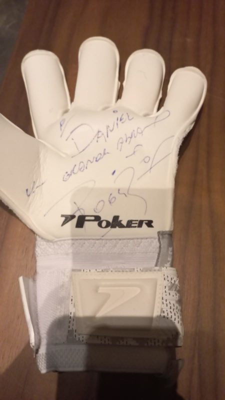 As luvas de Daniel com o registro do &iacute;dolo s&atilde;o paulino – Foto: Arquivo Pessoal/Arlen Coelho/Divulga&ccedil;&atilde;o/ND