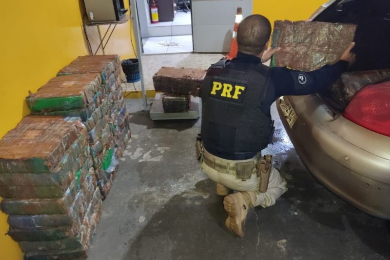 Droga estava no banco traseiro e no porta-malas do ve&iacute;culo – Foto: PRF/Divulga&ccedil;&atilde;o