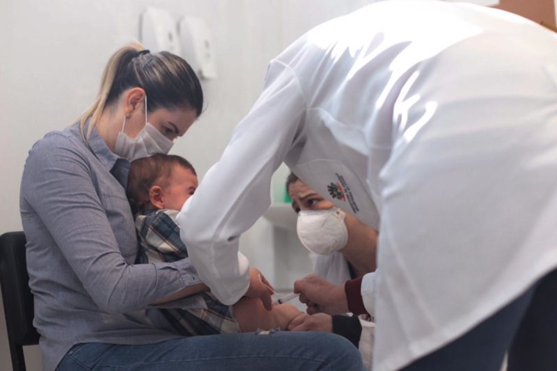 Mulher com filho em vacinação