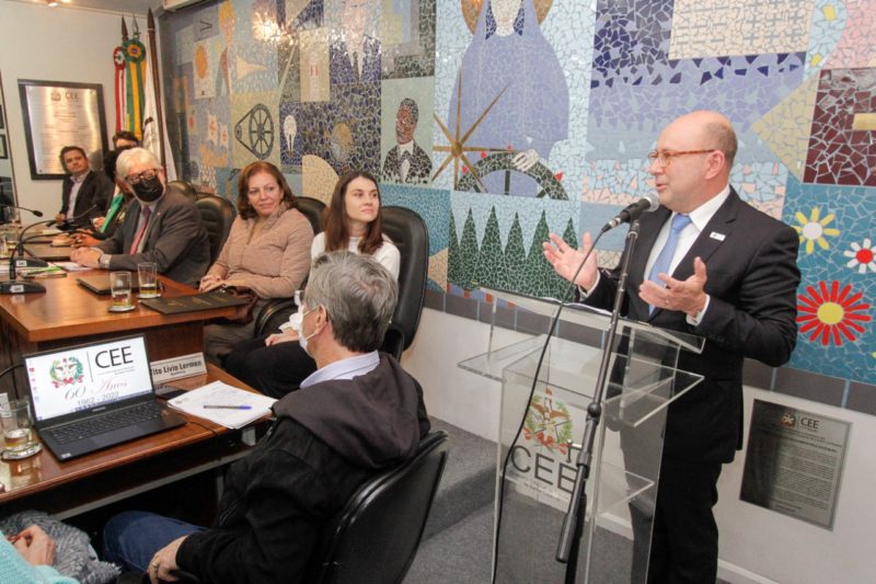 Petrelli recebeu a homenagem em nome da empresa por causa do Educa SC – Foto: Leo Munhoz/ND