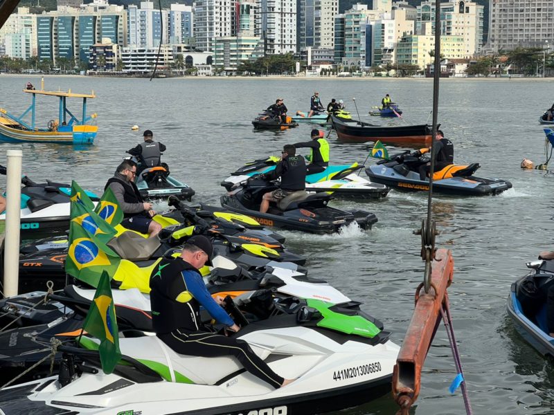 Imagem de jet ski em Balneário Camboriú; projeto de lei quer estender proibição para proteger tainha