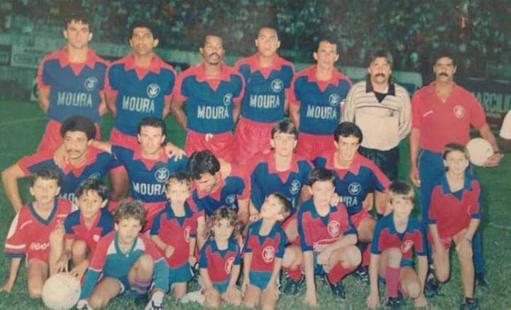 Mauro perfilado com o Siri Mec&acirc;nico, time hist&oacute;rico do Marinheiro no final dos anos 1980 – Foto: Arquivo Pessoal/Marcelo Bai&atilde;o/ND
