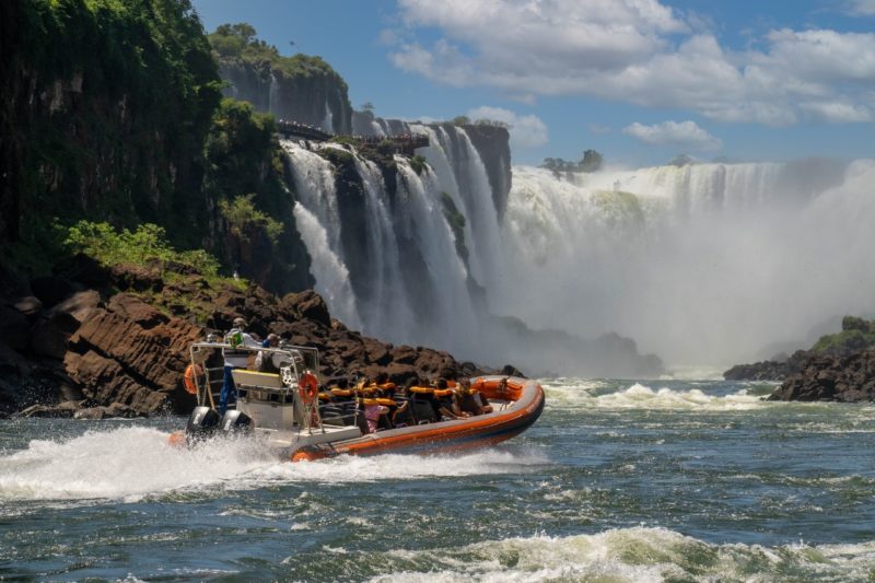 Barco com visitantes nas Cataratas do Iguaçu