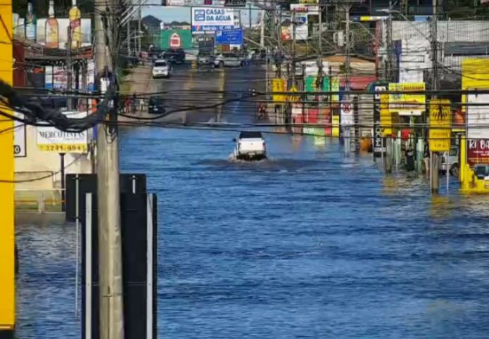 Mar&eacute; alta interdita pista da SC-405 no Sul da Ilha de Santa Catarina – Foto: GMF/Divulga&ccedil;&atilde;o/ND
