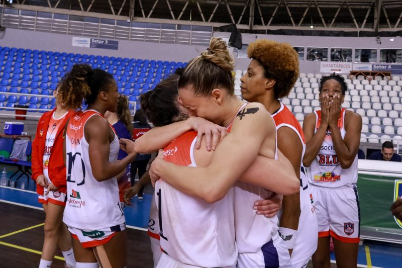 Basquete Feminino: Maria Paula e Leila mo momento de alegria ap&oacute;s a vit&oacute;ria contra o Ituano – Foto: Vitor Bett / BFB Blumenau