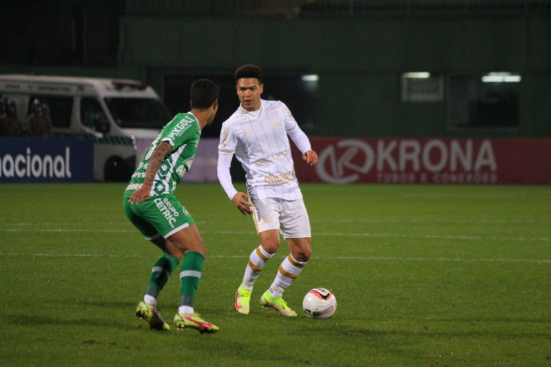 Marquinhos Gabriel fez boa partida na noite desta sexta-feira – Foto: Celso da Luz/Crici&uacute;ma E.C