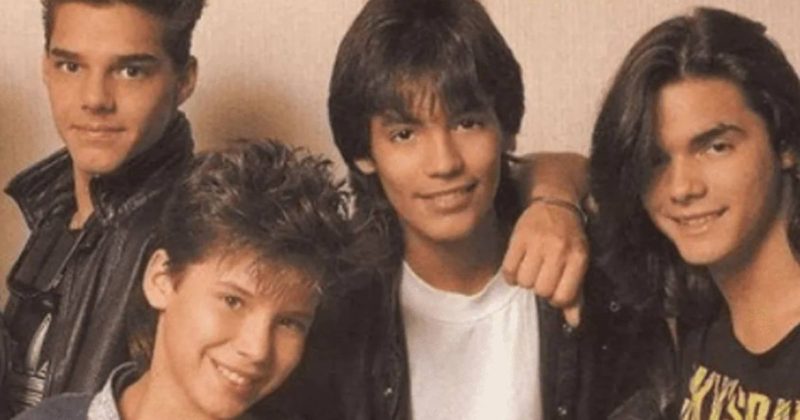 Angelo Garcia &eacute; o menor do grupo na foto, segundo da esquerda para a direita. O maior, primeiro &agrave; esquerda, &eacute; Ricky Martin – Foto: Reprodu&ccedil;&atilde;o