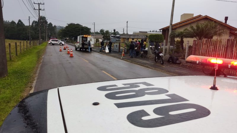 De acordo com a PM o motociclista morreu no próprio local do acidente &#8211; Foto: PMSC/Divulgação/ND