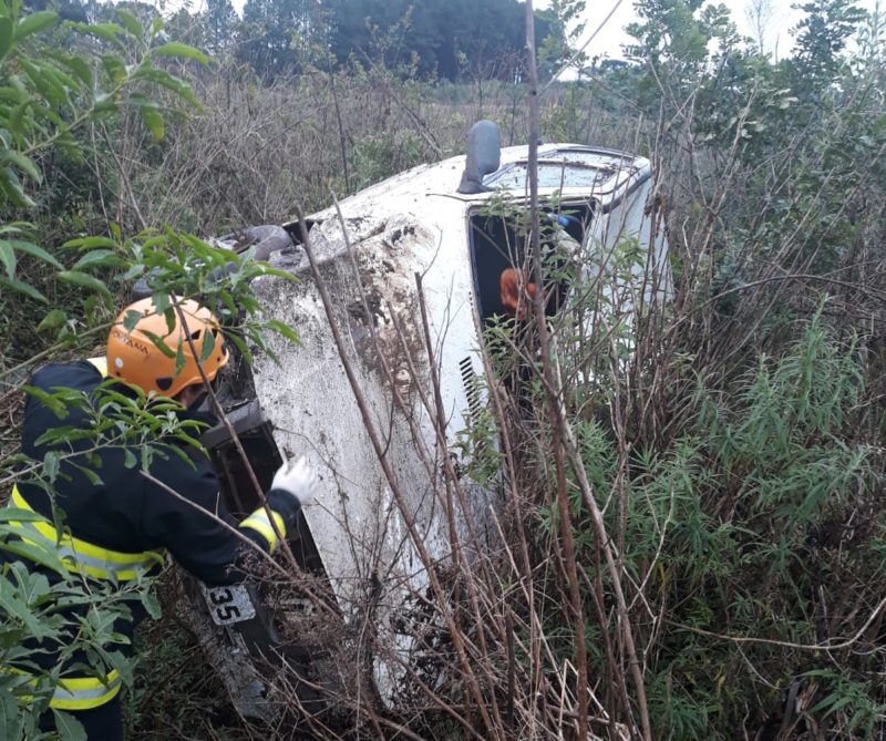 Mulher &eacute; jogada para fora de ve&iacute;culo em acidente no Oeste de Santa Catarina &mdash; Foto: Corpo de Bombeiros/ND