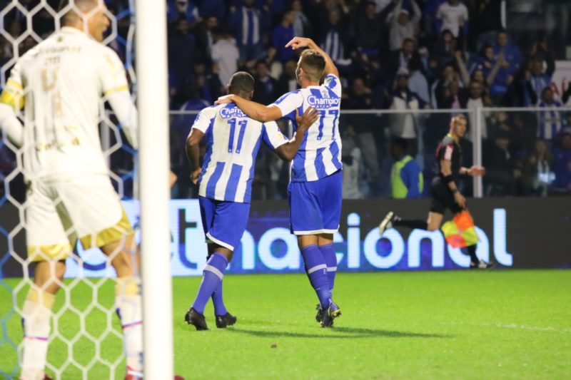 Muriqui e Bissoli comemoram um dos gols do Avaí