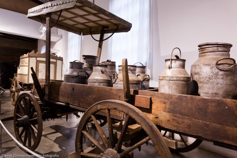 Na imagem, uma carroça de madeira conta a história de imigração em Pomerode