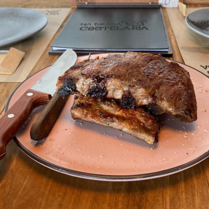 Na Brasa Costelaria oferece 20% de desconto para quem usa o Clube NDmais – Foto: Na Brasa Costelaria