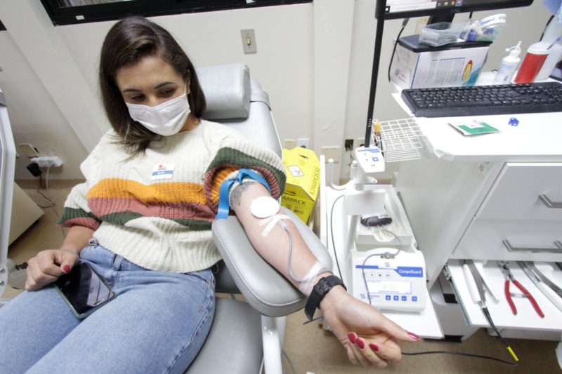 Doadora de sangue no Hemosc