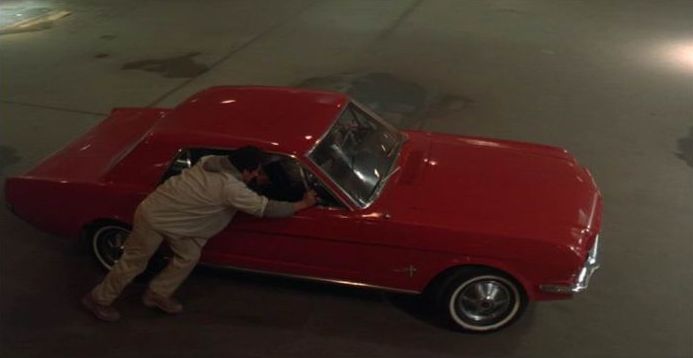 Frank Leone personagem de Stallone no filme empurra o Mustang 65 &#8211; Foto: StudioCanal/Reprodução/ND