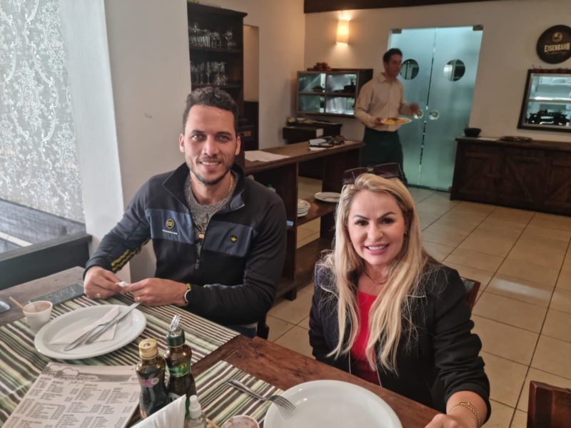 Ex jogador e pastor Neto um dos sobreviventes do acidente da Chapecoense ciceroneado em Crici&uacute;ma pela fam&iacute;lia da empres&aacute;ria Jady Ferreira – Foto: Divulga&ccedil;&atilde;o/ND