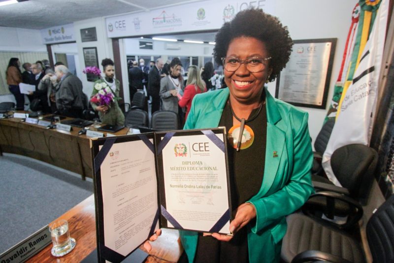 Professora Norm&eacute;lia, emocionada, disse que jamais imaginou ser homenageada dessa forma – Foto: Leo Munhoz/ND