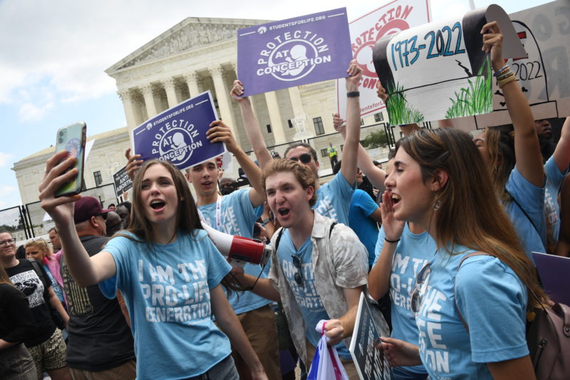 Manifestantes protestam fora da Suprema Corte dos Estados Unidos nesta sexta (24) – Foto OLIVIER DOULIERY / AFP/ND