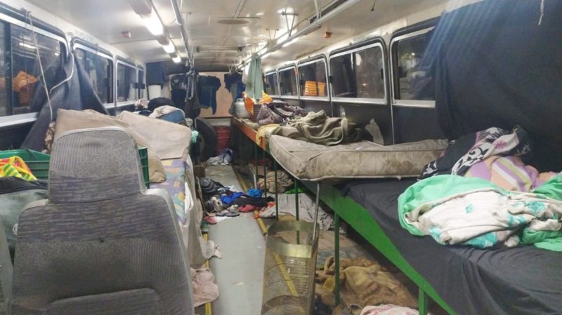 Quinze trabalhadores s&atilde;o encontrados em situa&ccedil;&atilde;o degradante de trabalho em &ocirc;nibus na BR-116 – Foto: PRF-RS/Divulga&ccedil;&atilde;o/ND