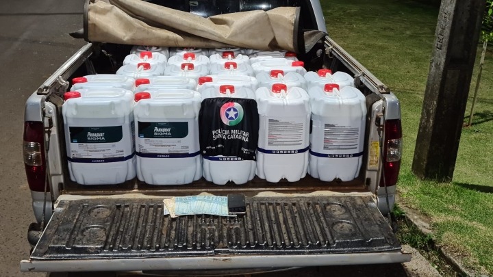 Agrot&oacute;xicos foram apreendidos por contrabando, segundo a pol&iacute;cia &mdash; Foto: Pol&iacute;cia Militar/ND