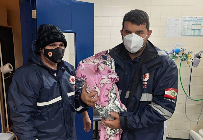 Equipe do Samu de Chapecó com bebê 